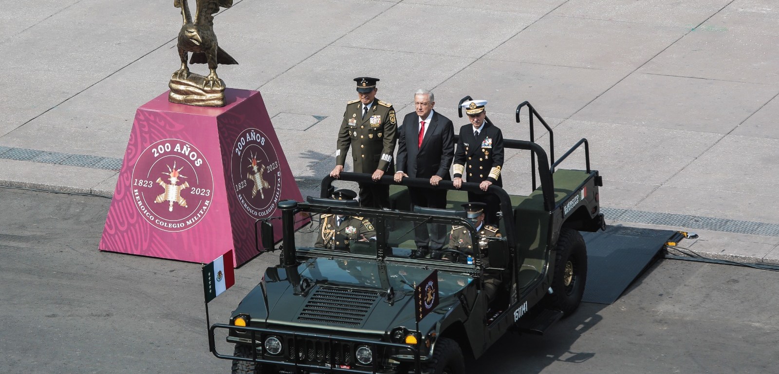 Andrés Manuel López Obrador con titulares militares