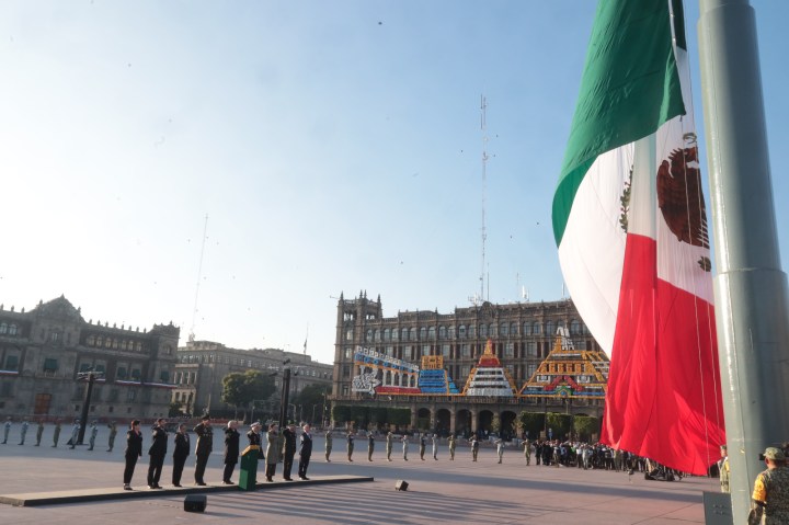 Izamiento de bandera nacional