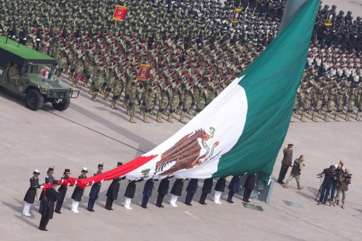 Bandera y militares en el Zócalo
