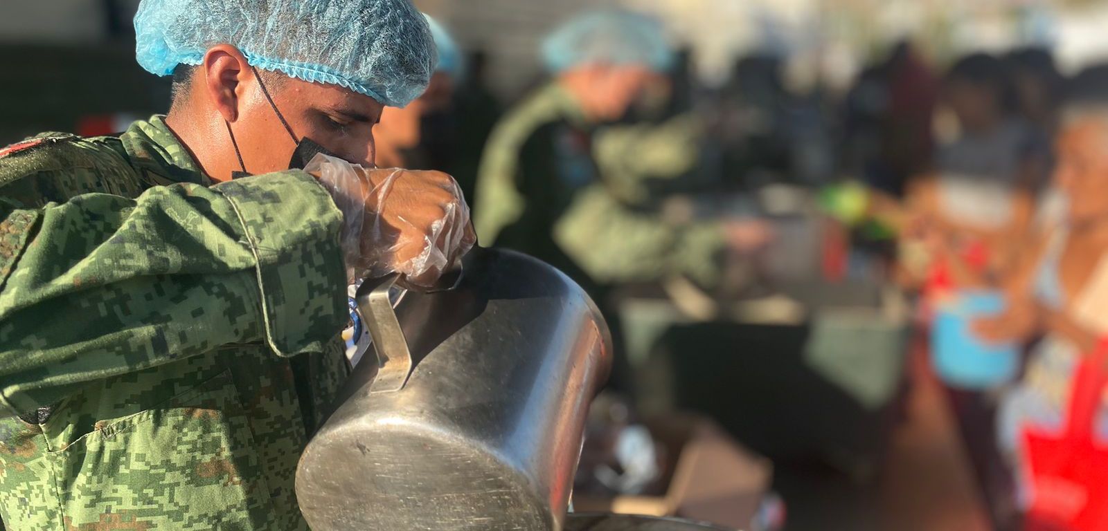 Militares ofrecen alimentos a civiles