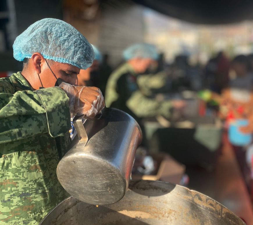 Militares ofrecen alimentos a civiles