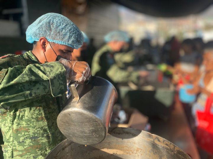 Militares ofrecen alimentos a civiles