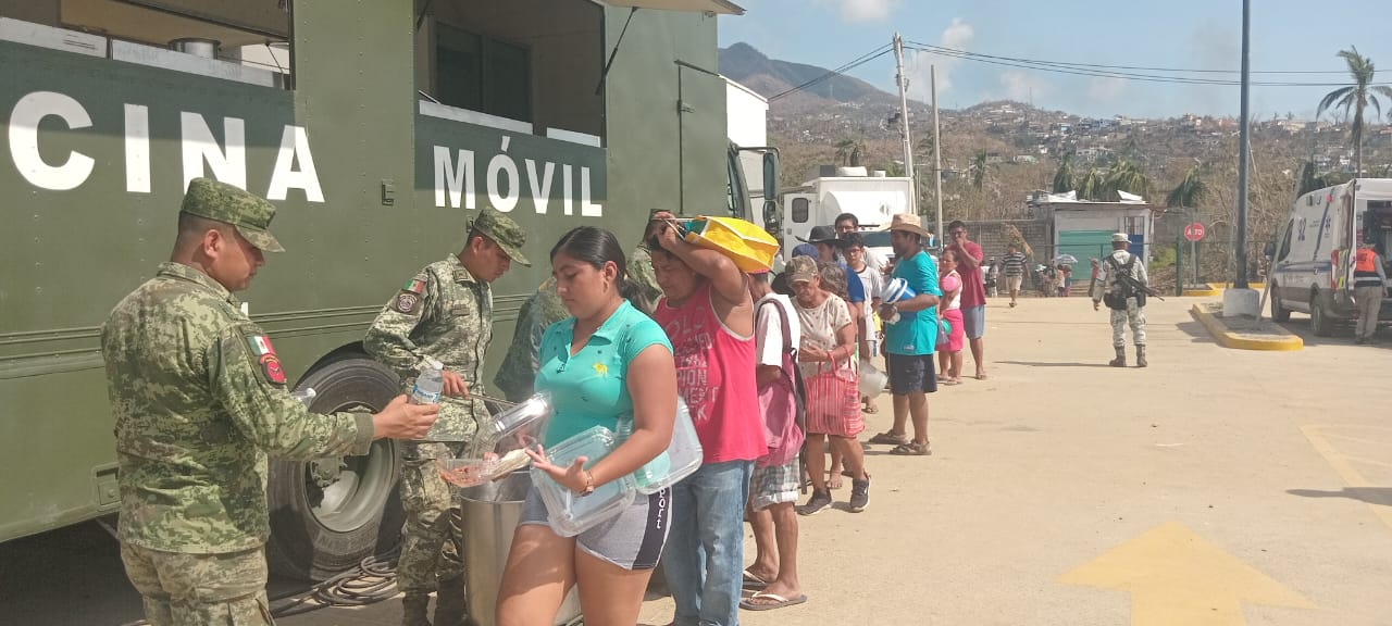 Militares ofrecen alimentos a civiles