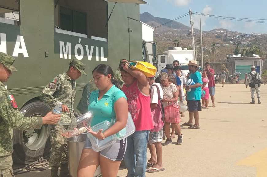 Militares ofrecen alimentos a civiles