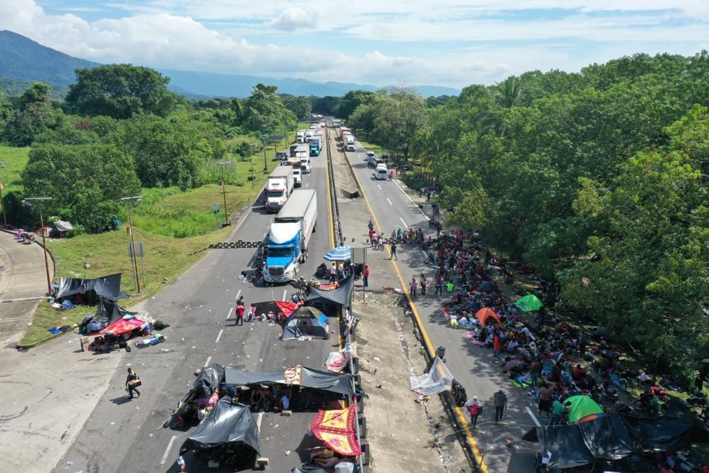 Migrantes bloquean carretera