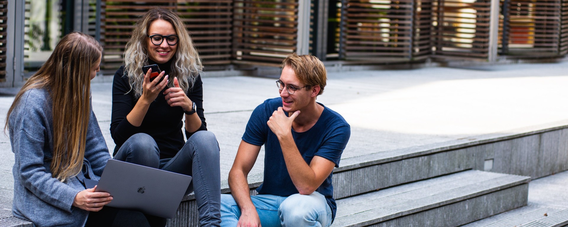Jóvenes con computadora platican