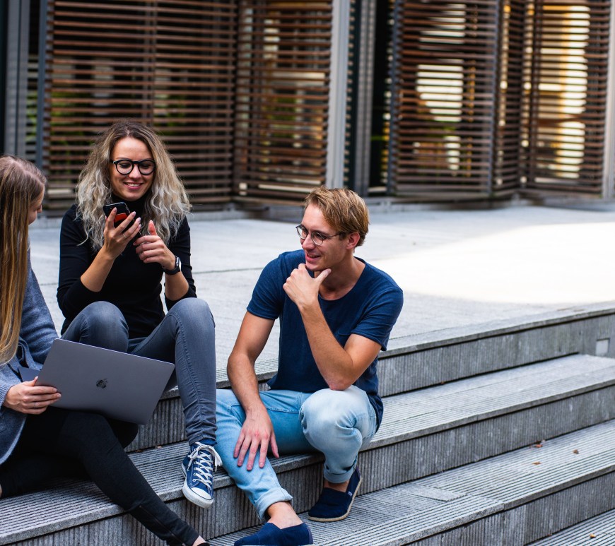 Jóvenes con computadora platican