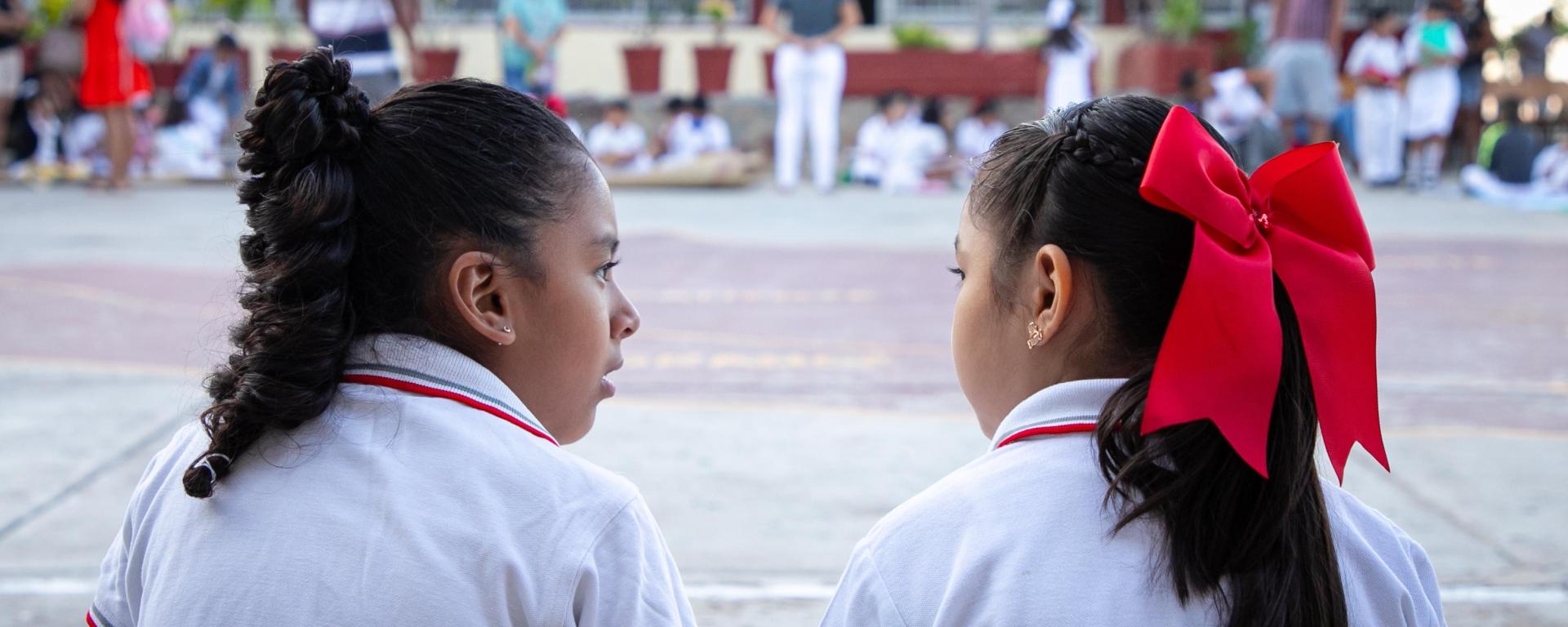 Niñas en patio de escuela