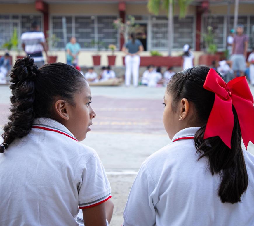 Niñas en patio de escuela