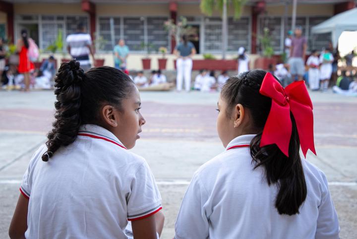 Niñas en patio de escuela