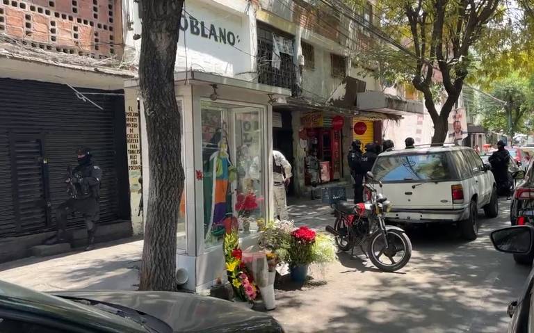 Moto y vehículo estacionado