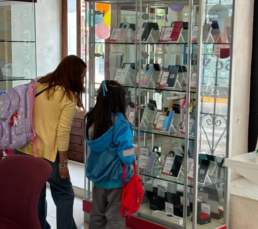 Personas miran vitral