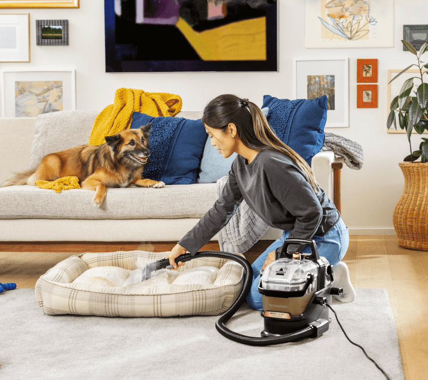 Mujer limpiando casa