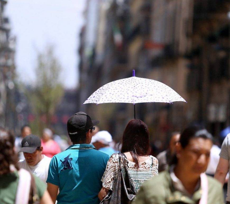 Persona con sombrilla por calor