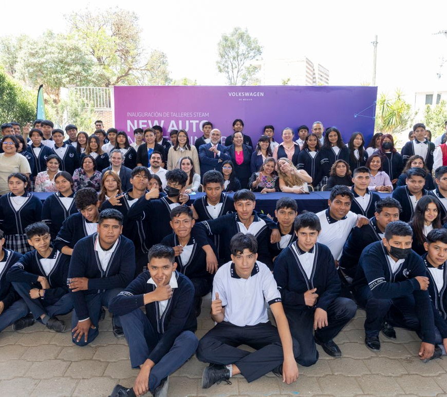 Niños en patio de escuela