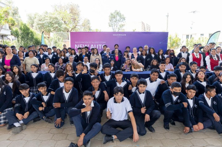 Niños en patio de escuela