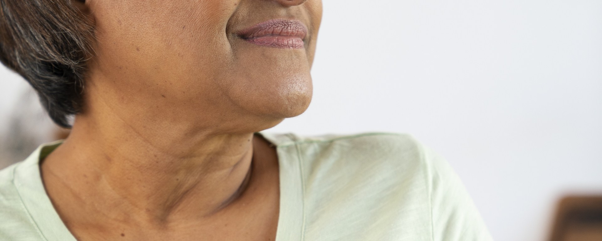 Mujer con taza en las manos