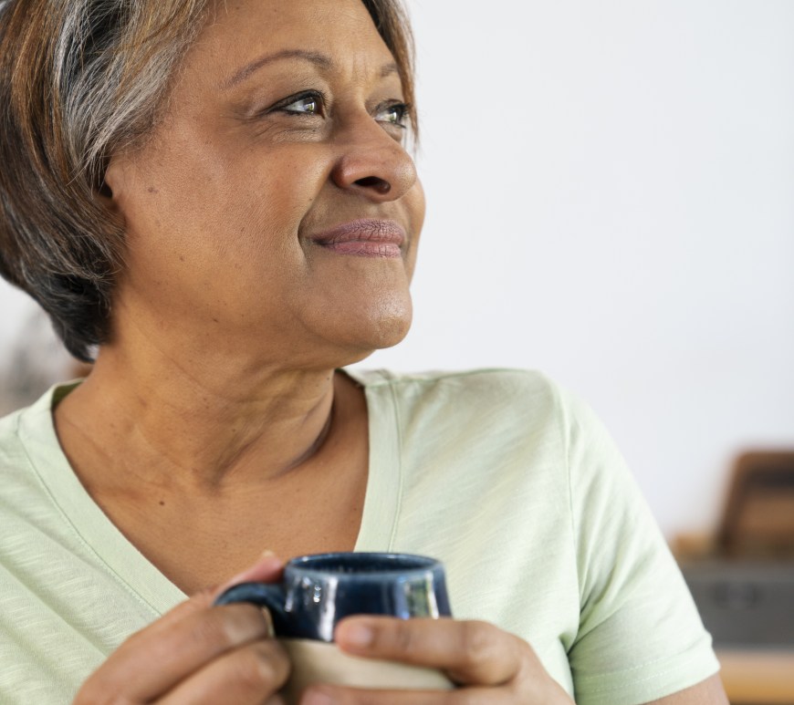 Mujer con taza en las manos