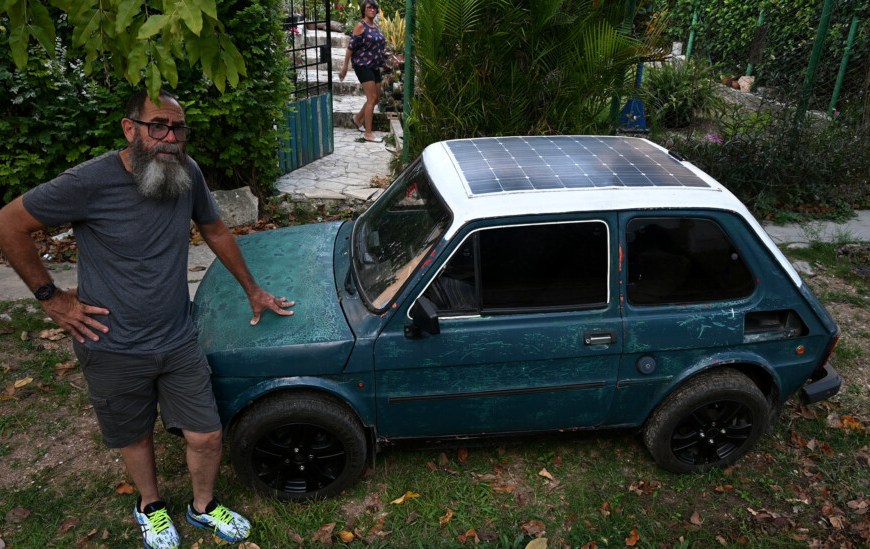 Cubano con vehículo