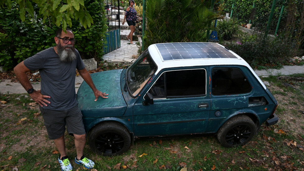 Cubano con vehículo