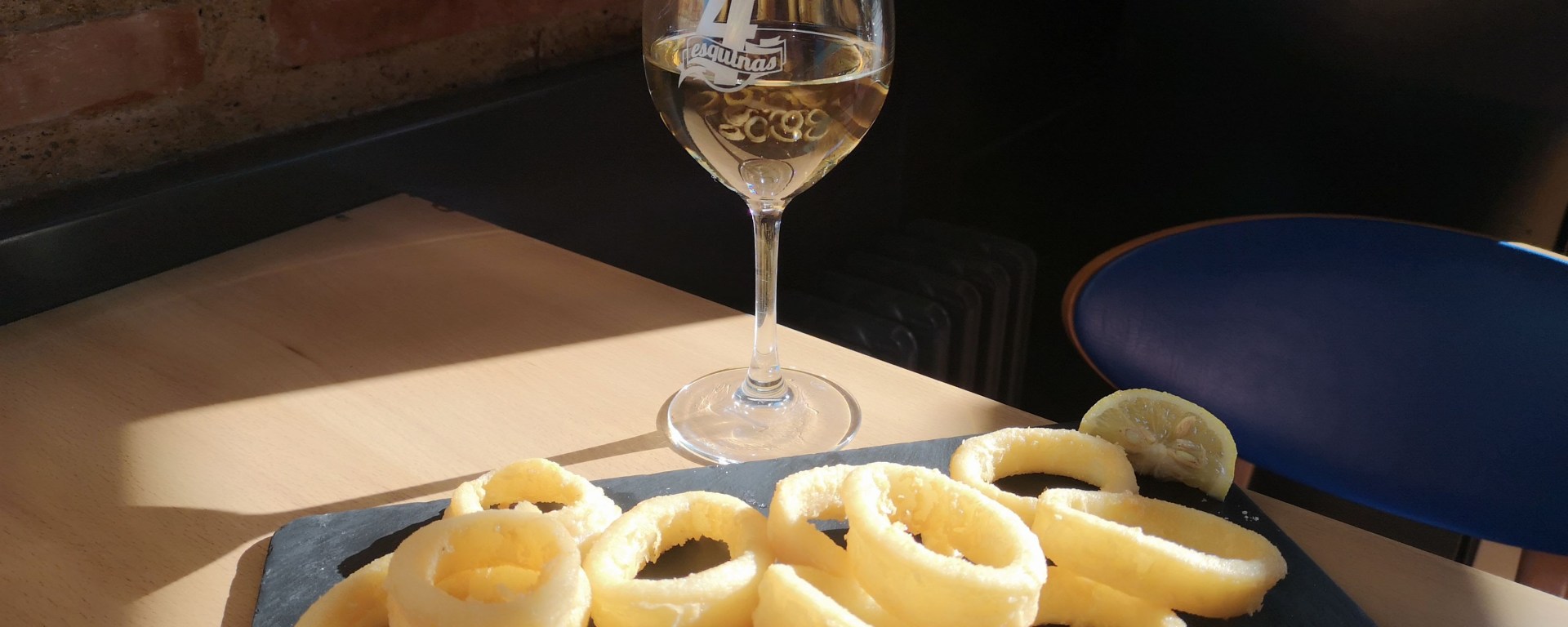 Vino y botona en mesa