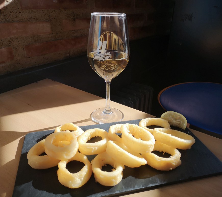 Vino y botona en mesa