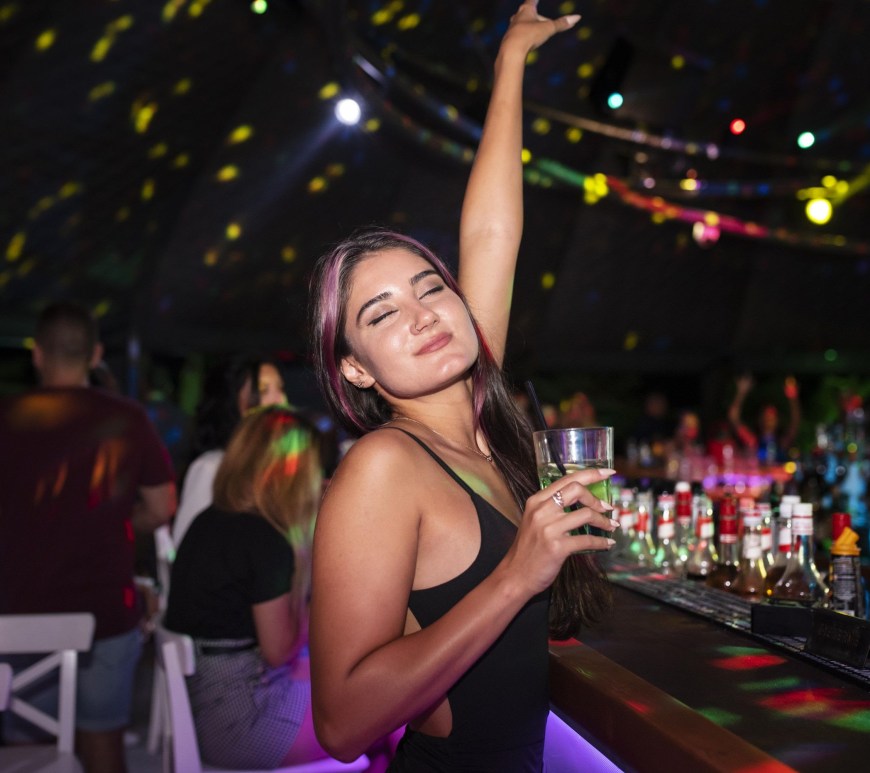 Mujer en Bar