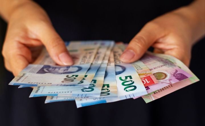 Billetes en mano