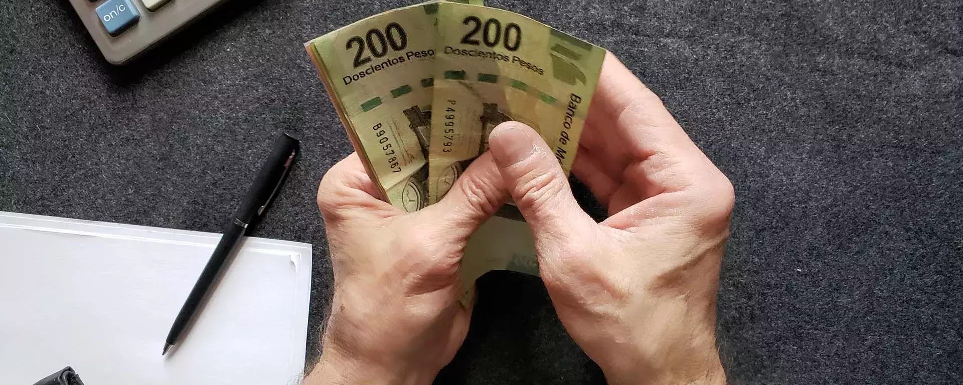 Billetes en las manos