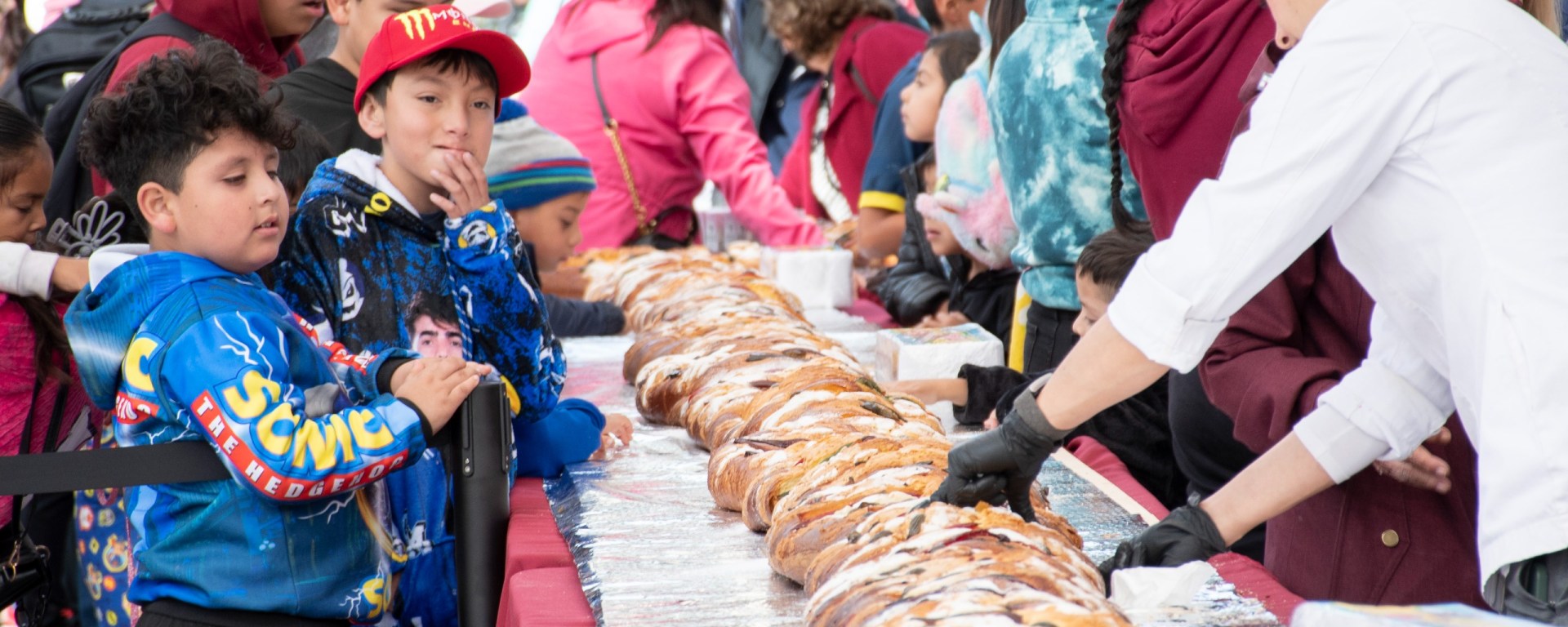 Niños y rosca de Reyes