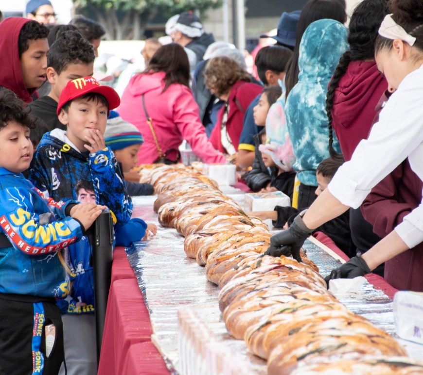 Niños y rosca de Reyes