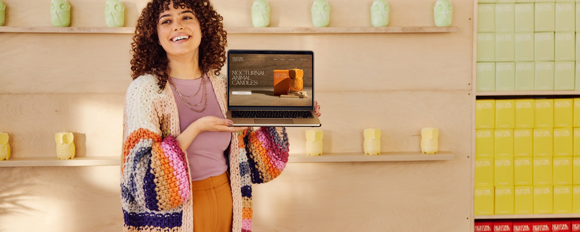 Mujer con computadora portatil