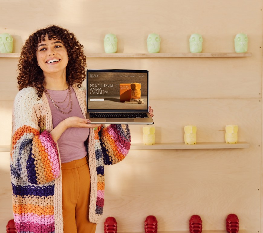 Mujer con computadora portatil
