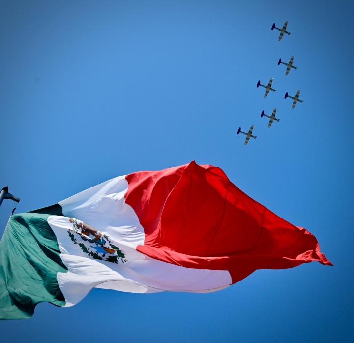 aviones militares y bandera