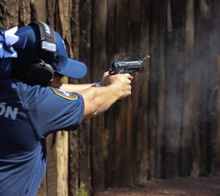 policía dispara arma de fuego