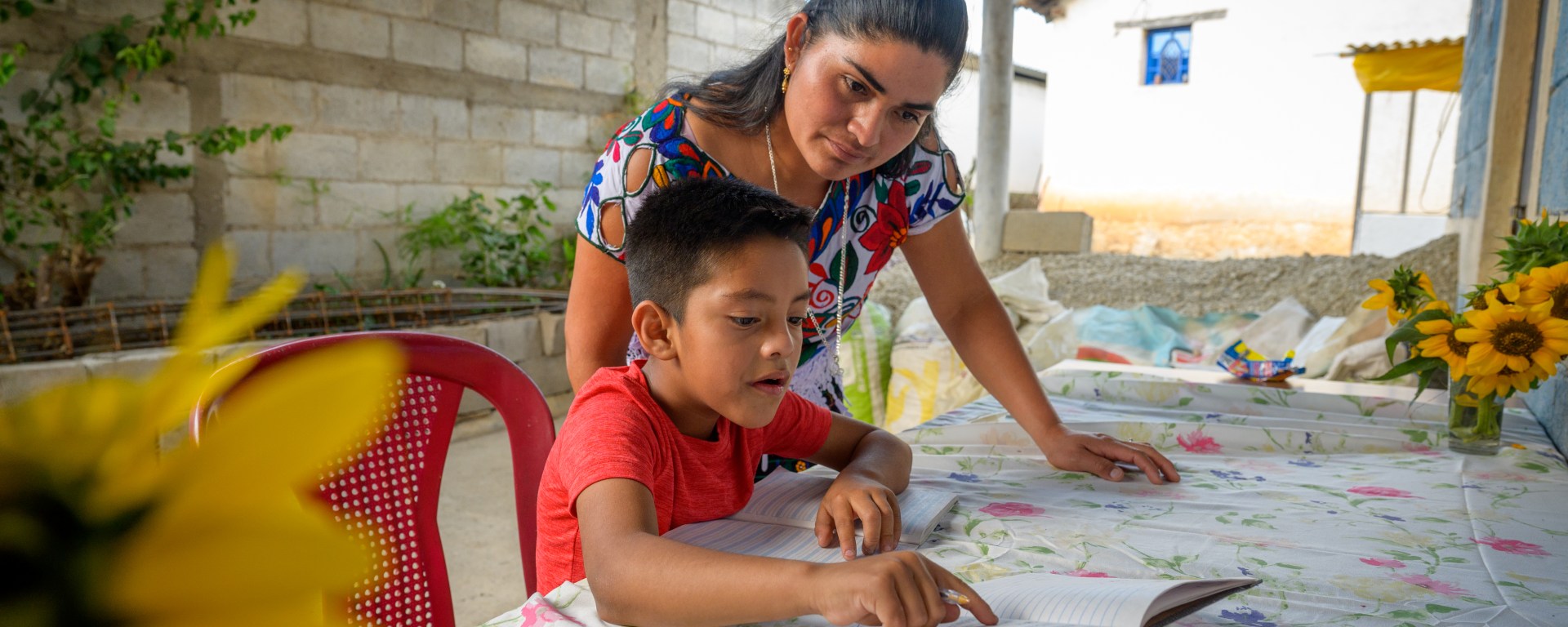 Niño con mama y la tarea