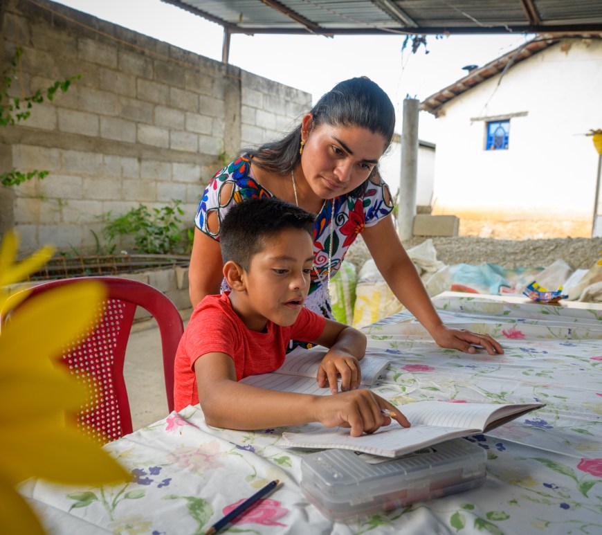 Niño con mama y la tarea