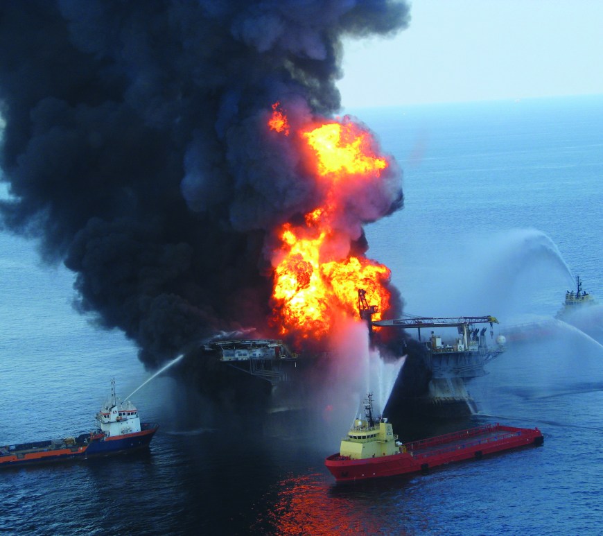 Incendio en plataforma petrolera