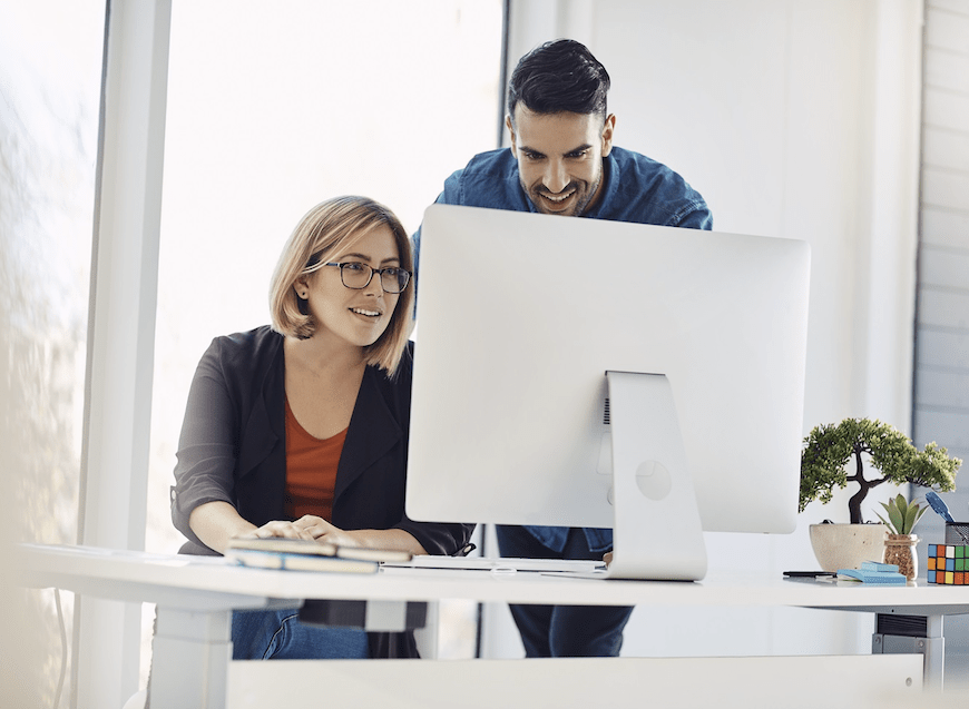 Personas trabajan computadora