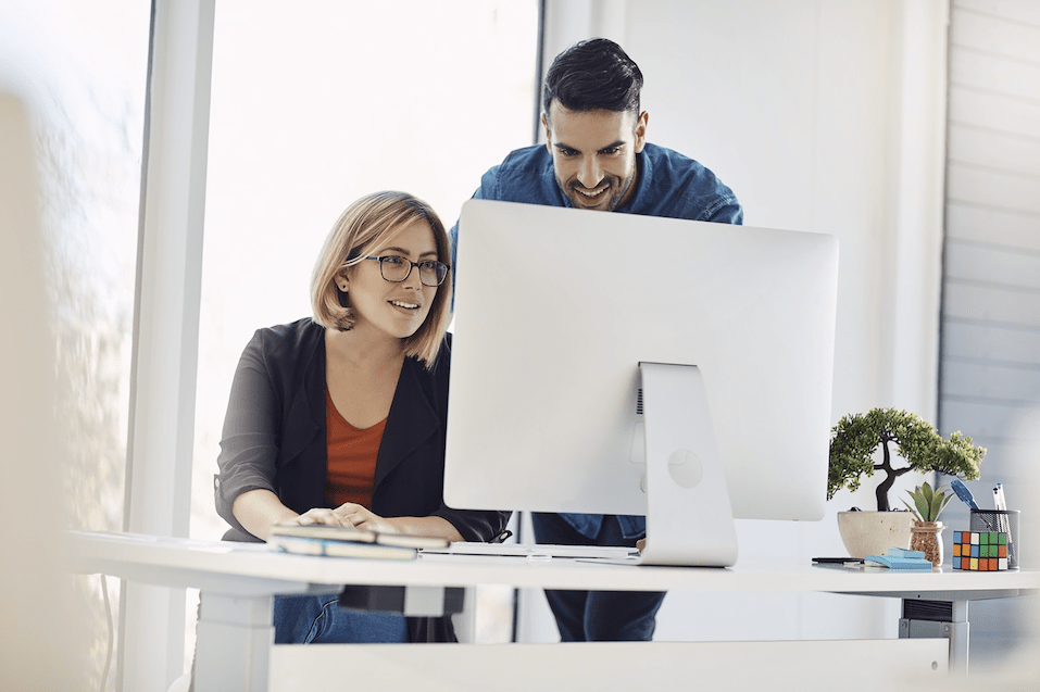 Personas trabajan computadora