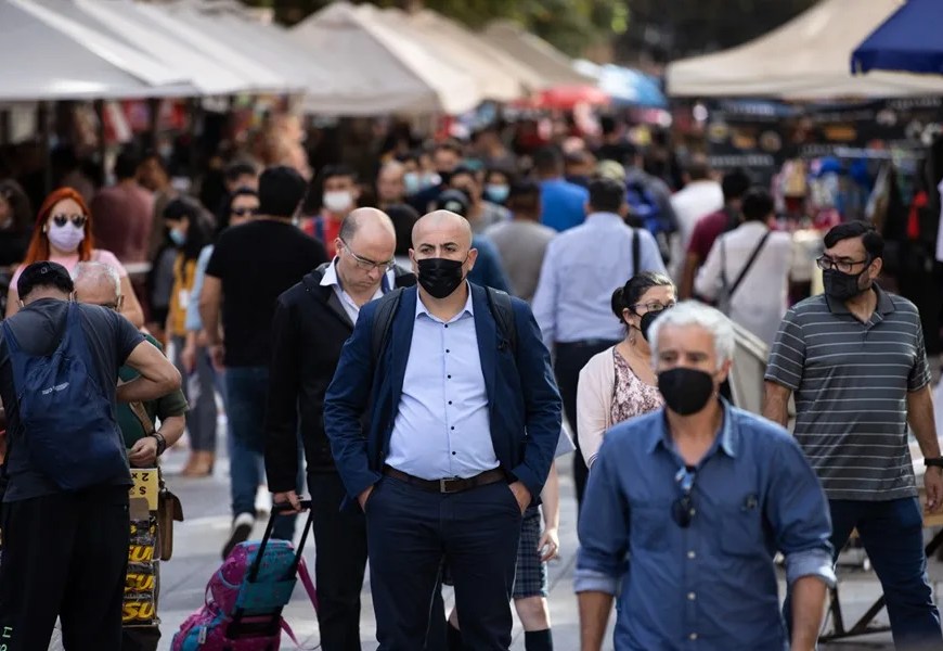 Personas caminan con mascarilla en Santiago de Chile. EFE/Alberto Valdés