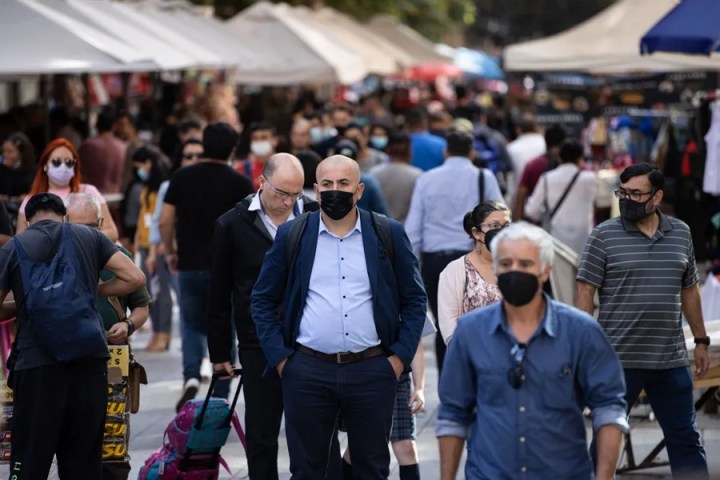 Personas caminan con mascarilla en Santiago de Chile. EFE/Alberto Valdés
