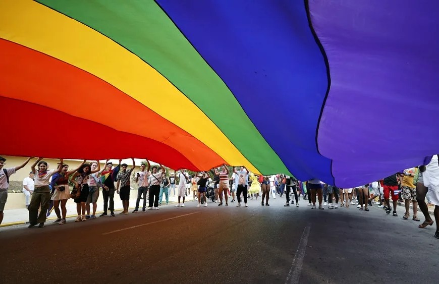 Bandera y marcha por el Día Internacional del Orgullo LGTBI, en La Habana (Cuba). EFE/ Ernesto Mastrascusa
