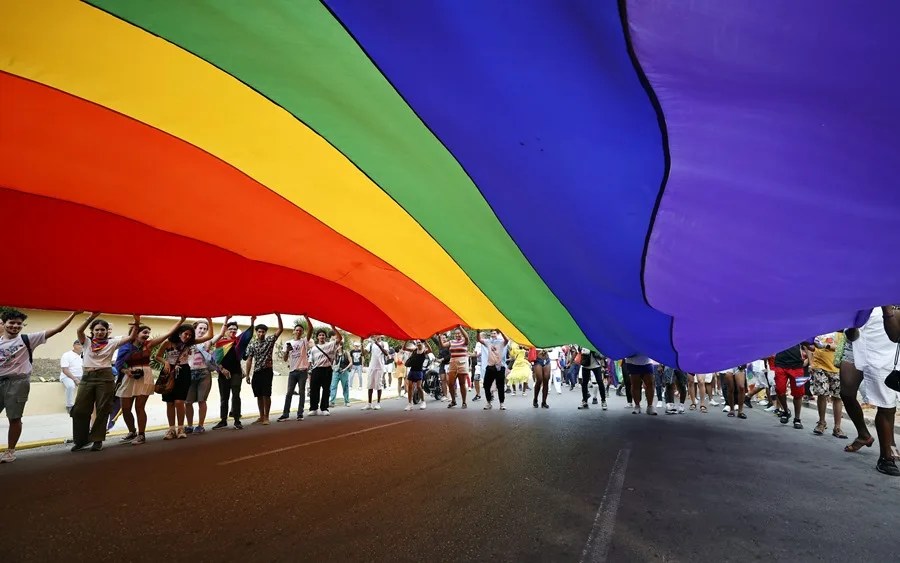 Bandera y marcha por el Día Internacional del Orgullo LGTBI, en La Habana (Cuba). EFE/ Ernesto Mastrascusa