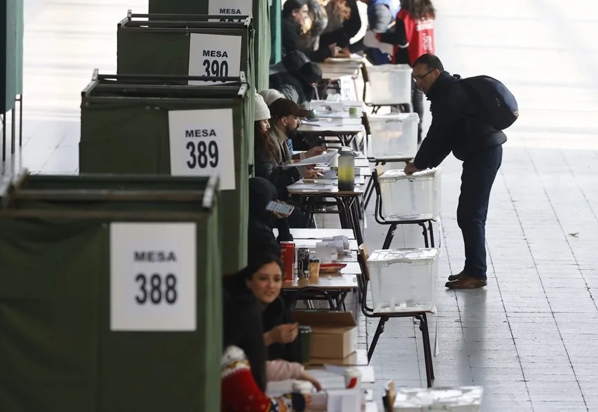 Una persona vota durante las primarias presidenciales este domingo, en Santiago (Chile). EFE/ Elvis González