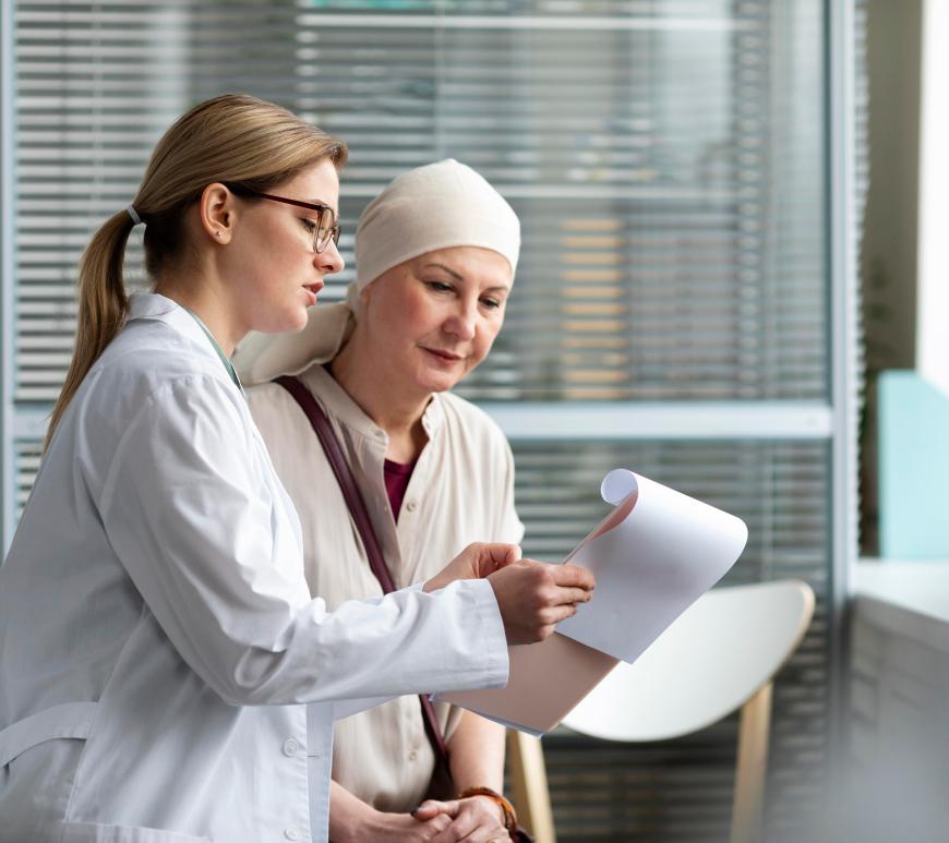 adulto mayor con medico