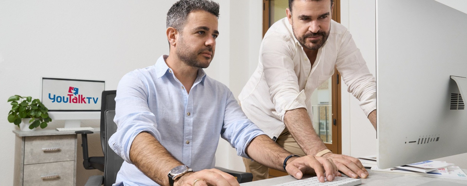 Personas en escritorio y computadora