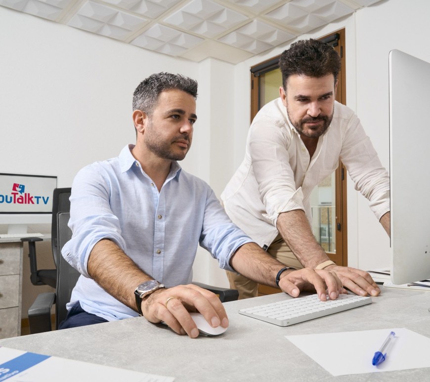 Personas en escritorio y computadora