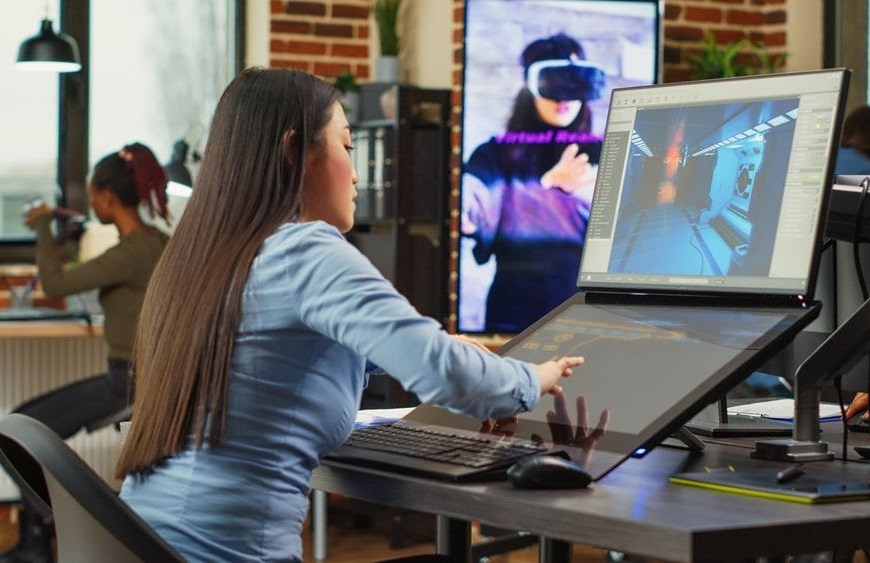 Persona en computadora