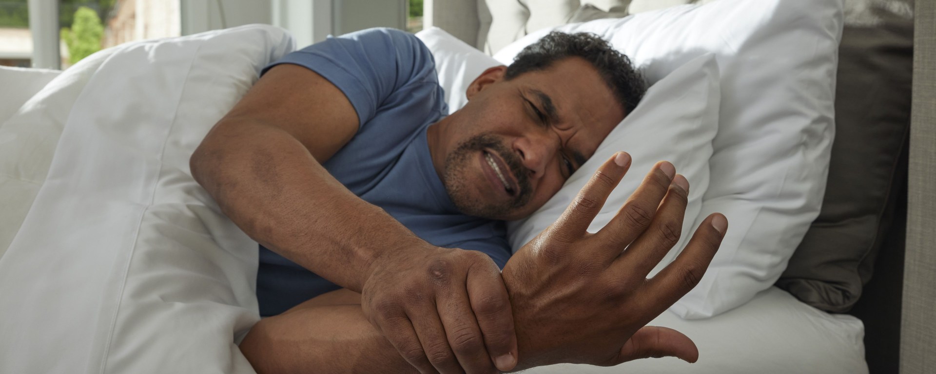 Perona en la cama se toma la mano